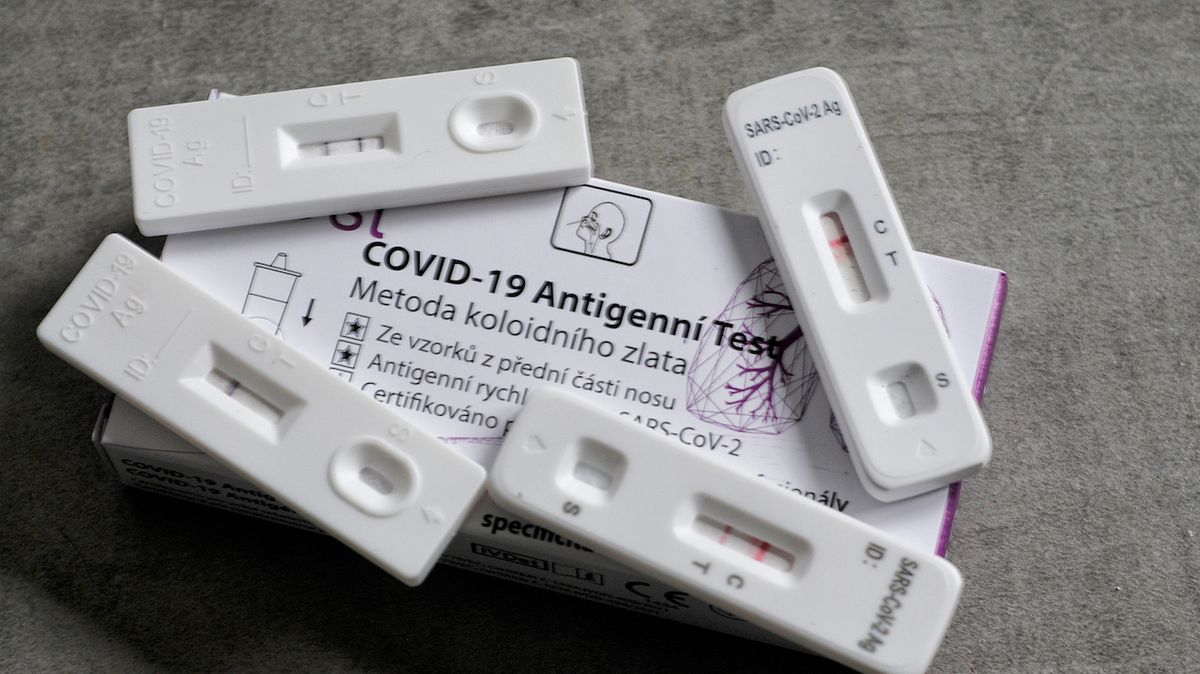 V ČR přibylo 2031 potvrzených případů nákazy koronavirem, nejvíc od dubna